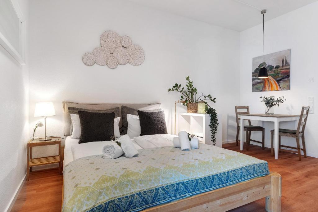 1 dormitorio con 1 cama con mesa y escritorio en Km Style Apartment Nr 1, en Freiburg im Breisgau