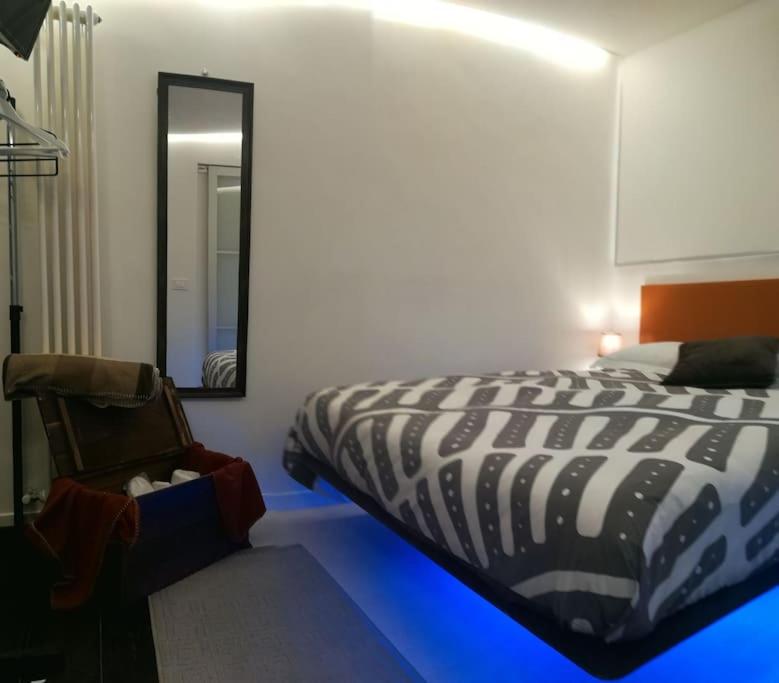 Un dormitorio con una cama en blanco y negro y un espejo en Little gem in Trevi Fountain, en Roma