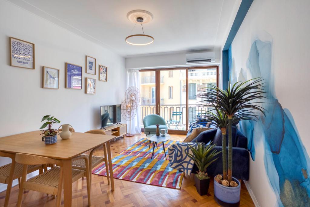 un salon avec une table et une salle à manger dans l'établissement #19 Ascot Promenade 1min Mer AC 10mins Vieux Nice tram, à Nice