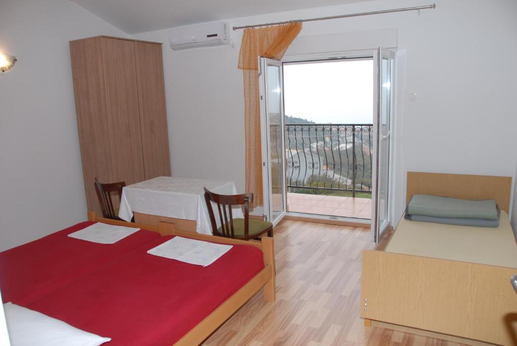 Habitación con 2 camas y ventana con balcón. en Apartments Kate, en Senj