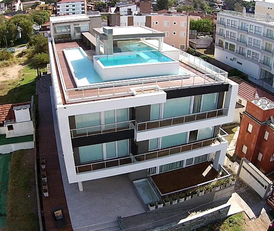 格塞爾別墅的住宿－十八公寓，享有带游泳池的建筑的空中景致