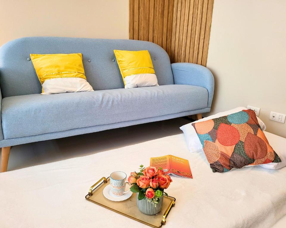 BGC One Uptown Residence King Bed 3 min walk to malls and restaurants - Housity