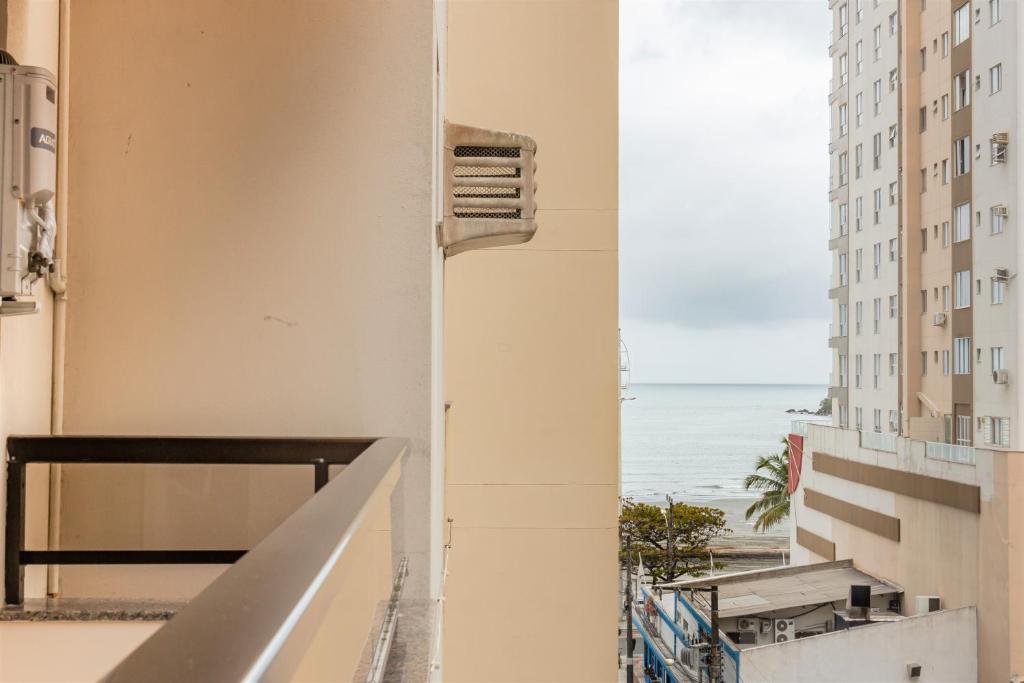 une vue sur l'océan depuis le balcon d'un immeuble dans l'établissement Elegância Clássica a 1 quadra da praia em Bc N704, à Balneário Camboriú