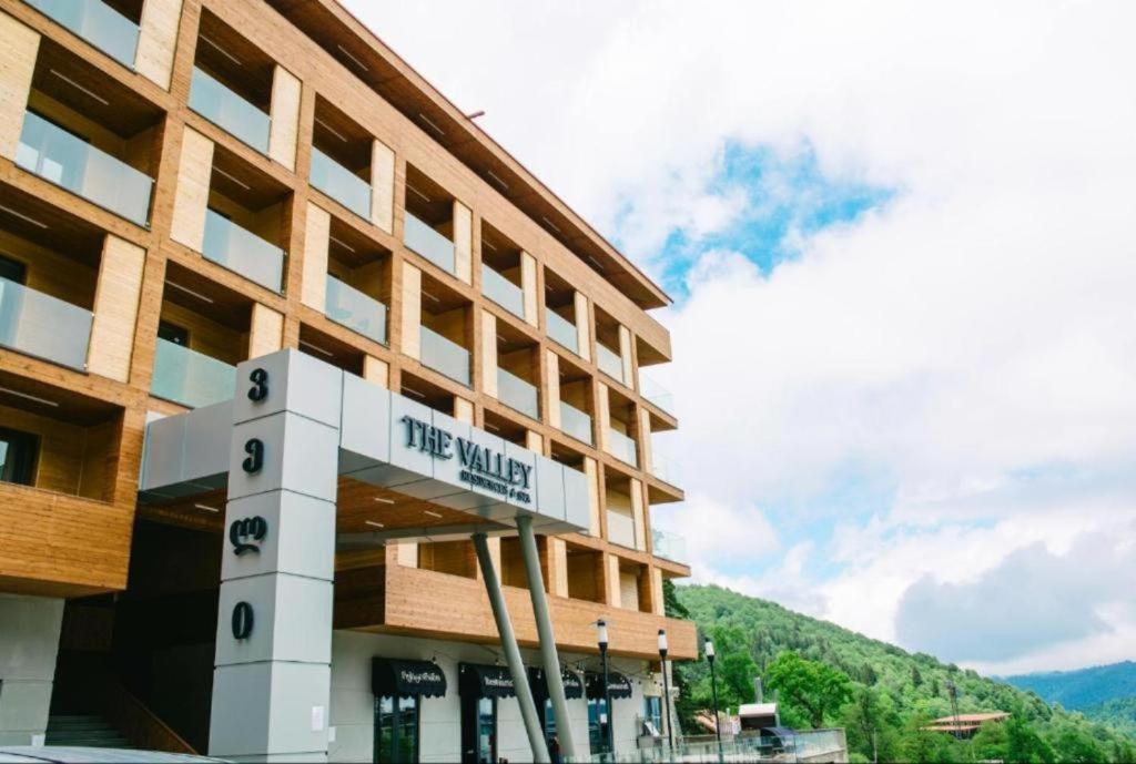 Nespecifikovaný výhled na hory nebo výhled na hory při pohledu z hotelu
