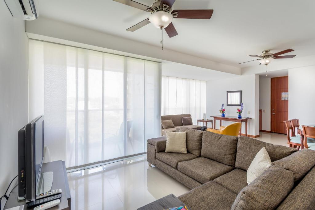 a living room with a couch and a tv at Apartamento - Condominio Zazué in Santa Marta