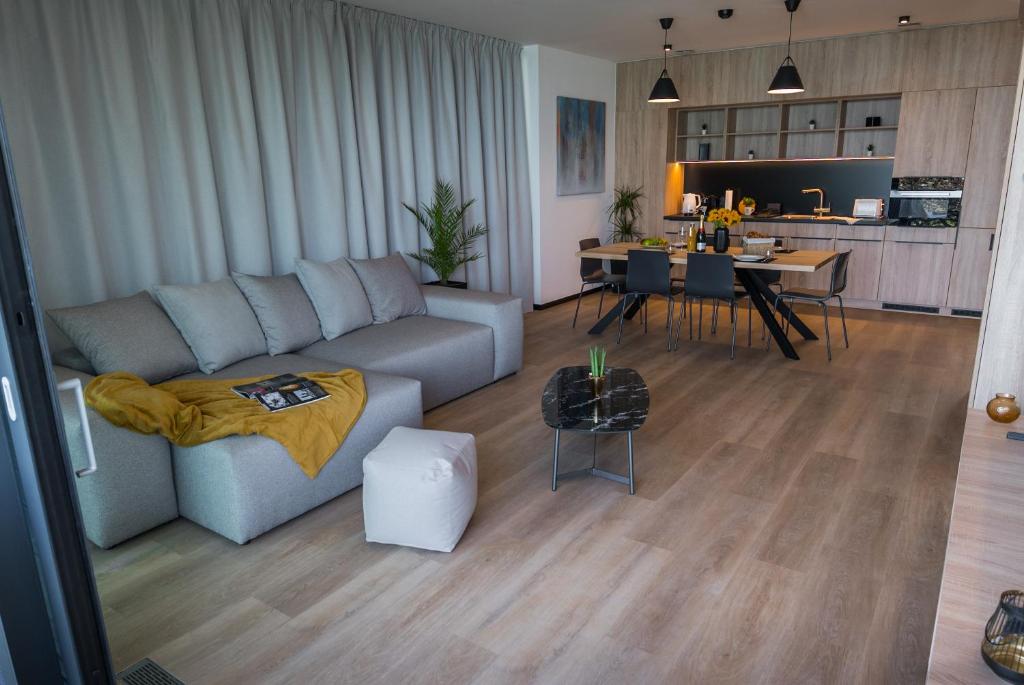 Kuchyň nebo kuchyňský kout v ubytování BJ81 Suite Hotel