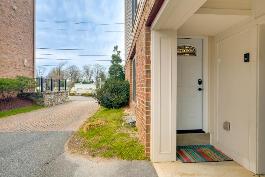 Pet-Friendly DC Area Condo with Yard! - Apartment