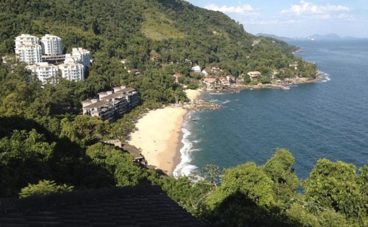 a view of a beach with buildings and the ocean at Porto Real Apartment Angra in Mangaratiba