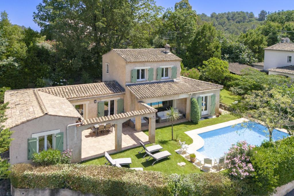 une vue aérienne d'une maison avec piscine dans l'établissement Villa Oleander, à Valbonne
