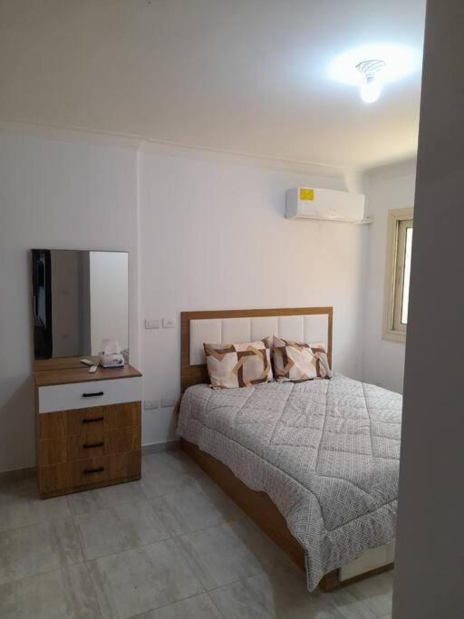 Postel nebo postele na pokoji v ubytování Lovely 3-Bedroom Apartment Maadi