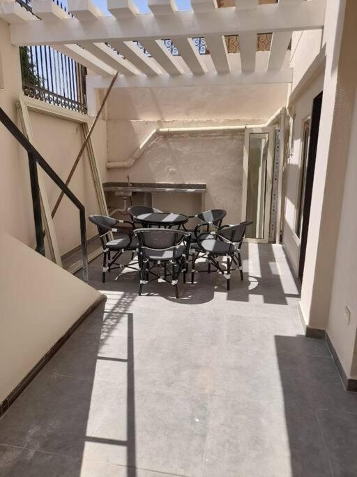Posezení v ubytování Lovely 3-Bedroom Apartment Maadi