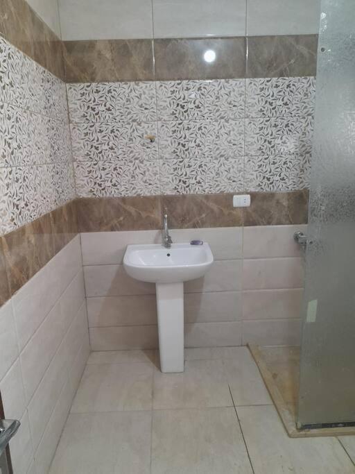 Koupelna v ubytování Lovely 3-Bedroom Apartment Maadi