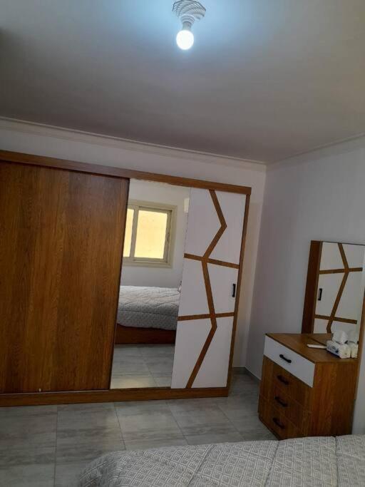 Postel nebo postele na pokoji v ubytování Lovely 3-Bedroom Apartment Maadi