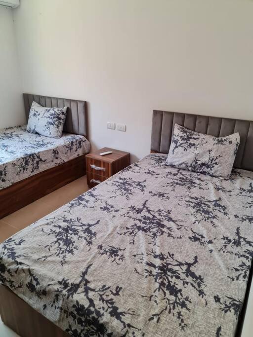 Postel nebo postele na pokoji v ubytování Lovely 3-Bedroom Apartment Maadi