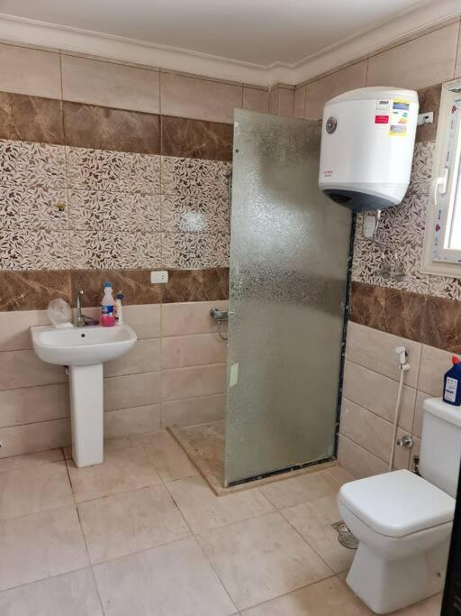 Koupelna v ubytování Lovely 3-Bedroom Apartment Maadi
