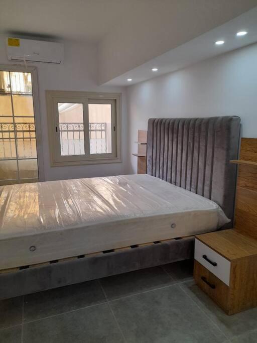 Postel nebo postele na pokoji v ubytování Lovely 3-Bedroom Apartment Maadi