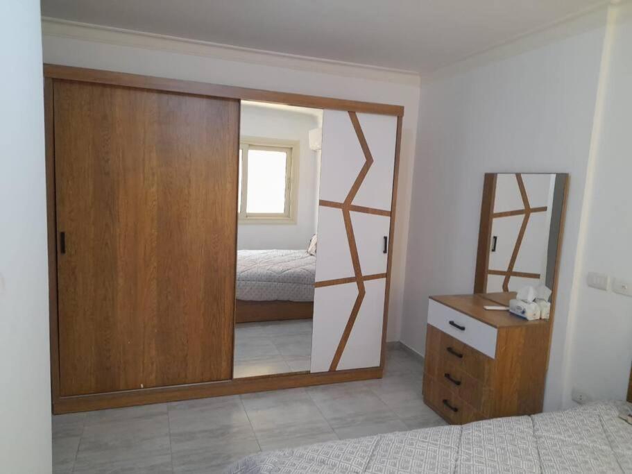 Postel nebo postele na pokoji v ubytování Lovely 3-Bedroom Apartment Maadi
