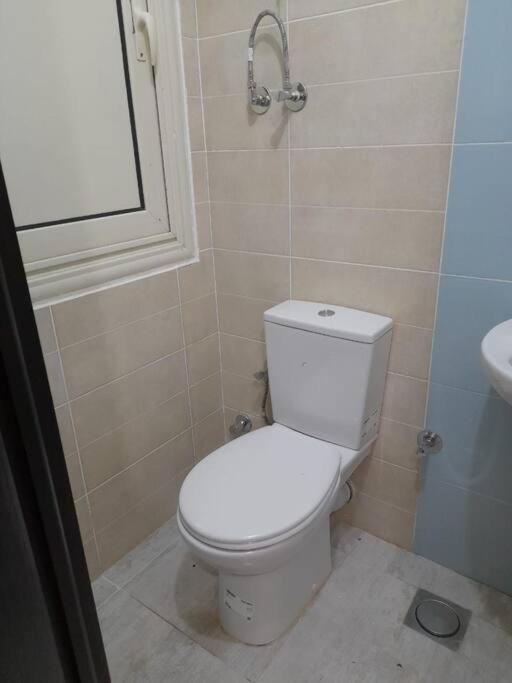 Koupelna v ubytování Lovely 3-Bedroom Apartment Maadi