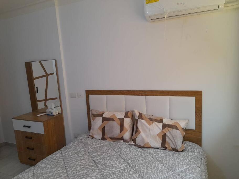 Postel nebo postele na pokoji v ubytování Lovely 3-Bedroom Apartment Maadi