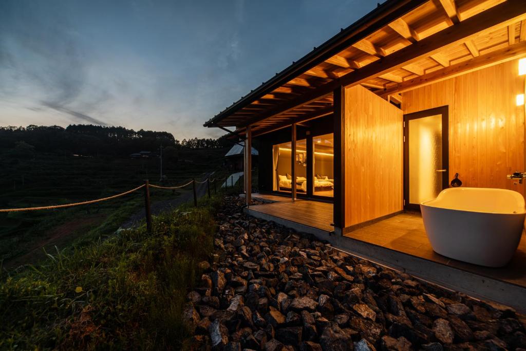 Fotografie z fotogalerie ubytování THE TANADA SAUNA サウナ 露天風呂 棚田一望 Refaシャワードライヤー 食事追加可 v destinaci Sakai