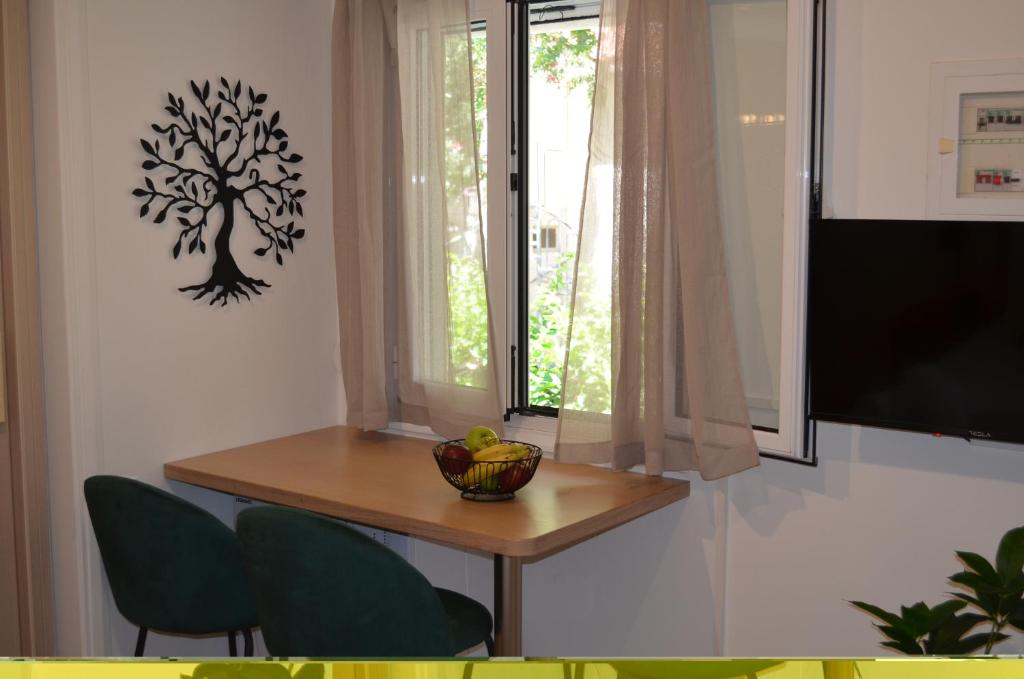 TV a/nebo společenská místnost v ubytování Platanos View Studio