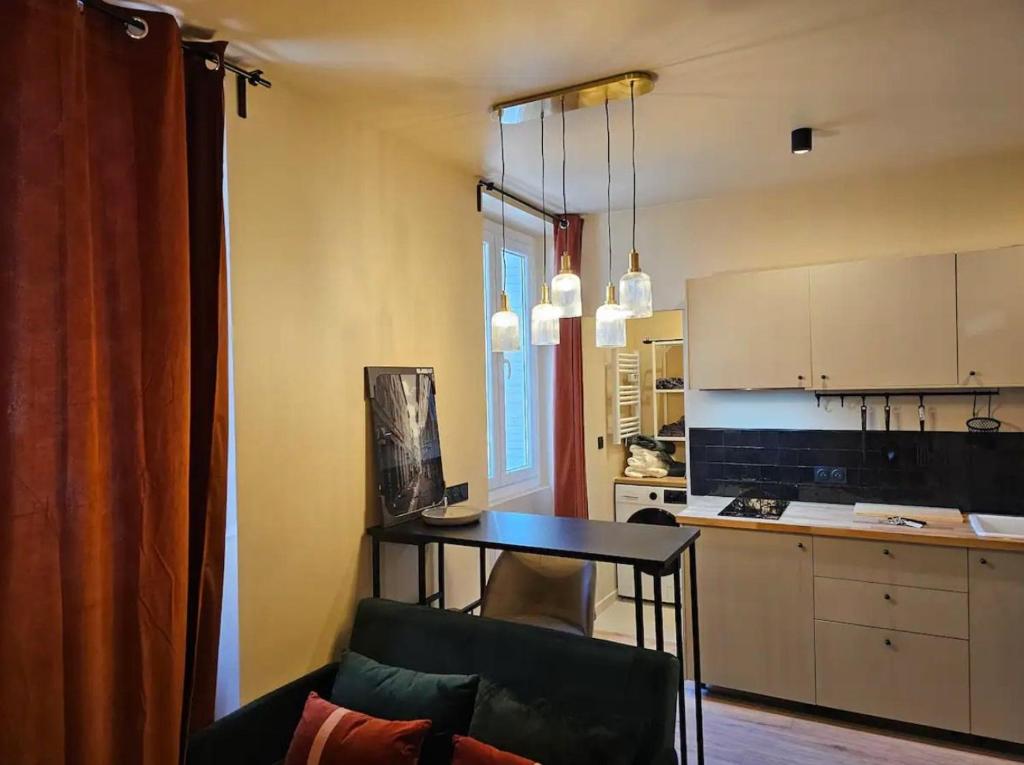 une petite cuisine avec une table dans une pièce dans l'établissement Description Maryse Bastié, à Lyon