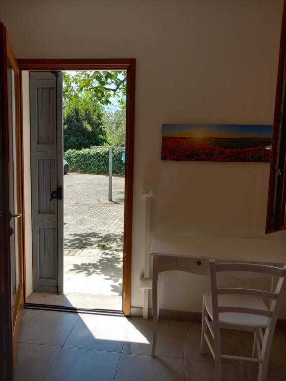 een deur naar een kamer met een schilderij aan de muur bij casa vacanze cedro in San Lazzaro di Savena