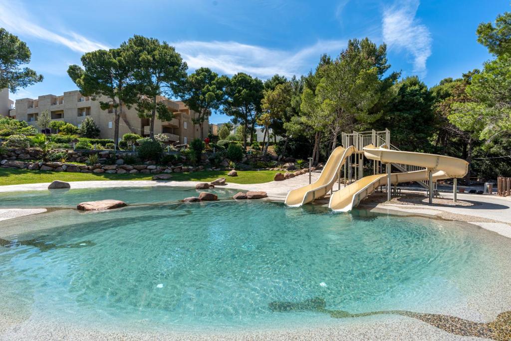 Bazén v ubytování Mangia's Pollina Resort nebo v jeho okolí