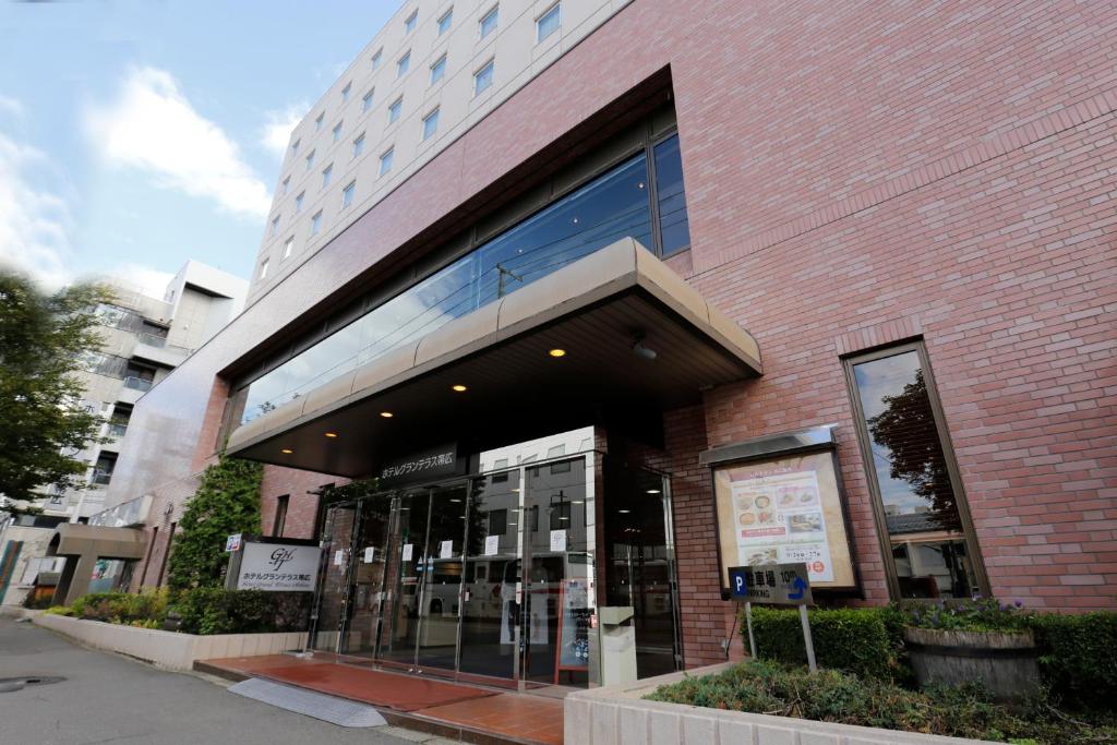 un magasin devant un bâtiment en briques dans l'établissement Hotel Grand Terrace Obihiro, à Obihiro