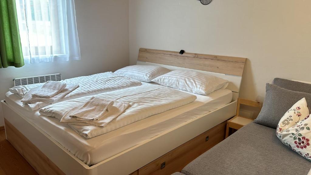 A bed or beds in a room at GRIASS EICH Ski-to-door Apartment by Isa Badkleinkirchheim