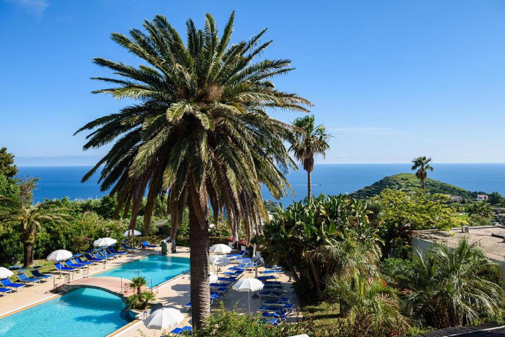 B&B HOTEL Ischia San Nicolaの敷地内または近くにあるプール