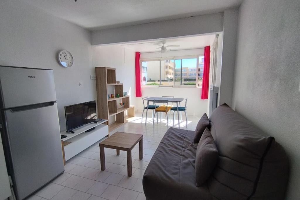 un salon avec un canapé et une table dans l'établissement Cozy on the port, à Frontignan