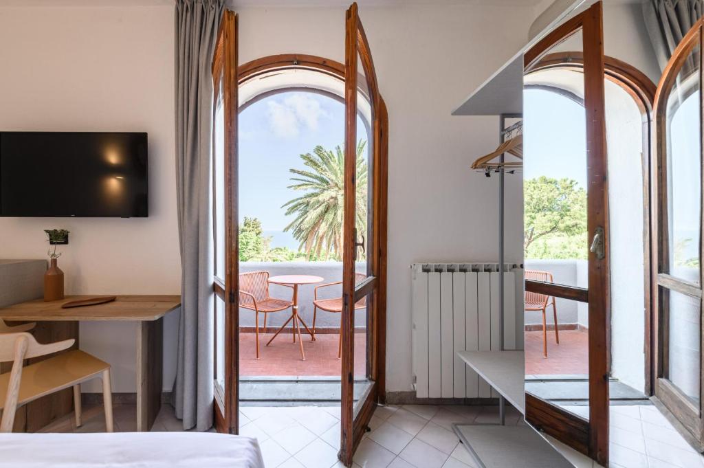 B&B HOTEL Ischia San Nicolaにあるテレビまたはエンターテインメントセンター
