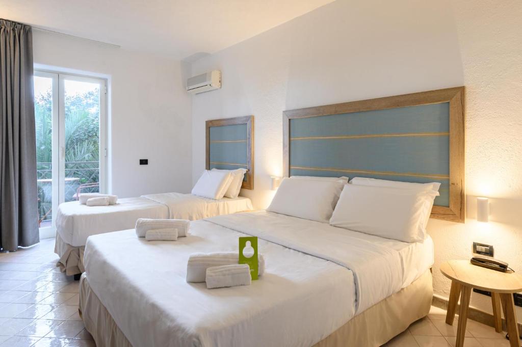B&B HOTEL Ischia San Nicolaにあるベッド