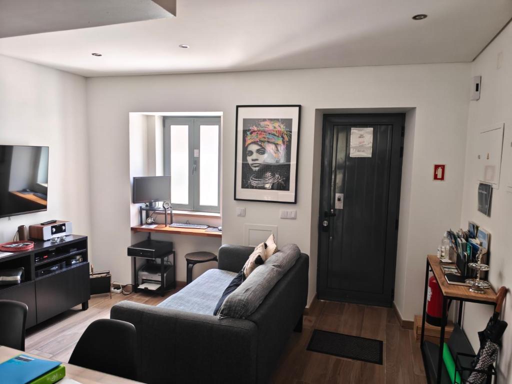 een persoon die op een bank in een woonkamer ligt bij The Old Town House by Freetimealgarve in Faro