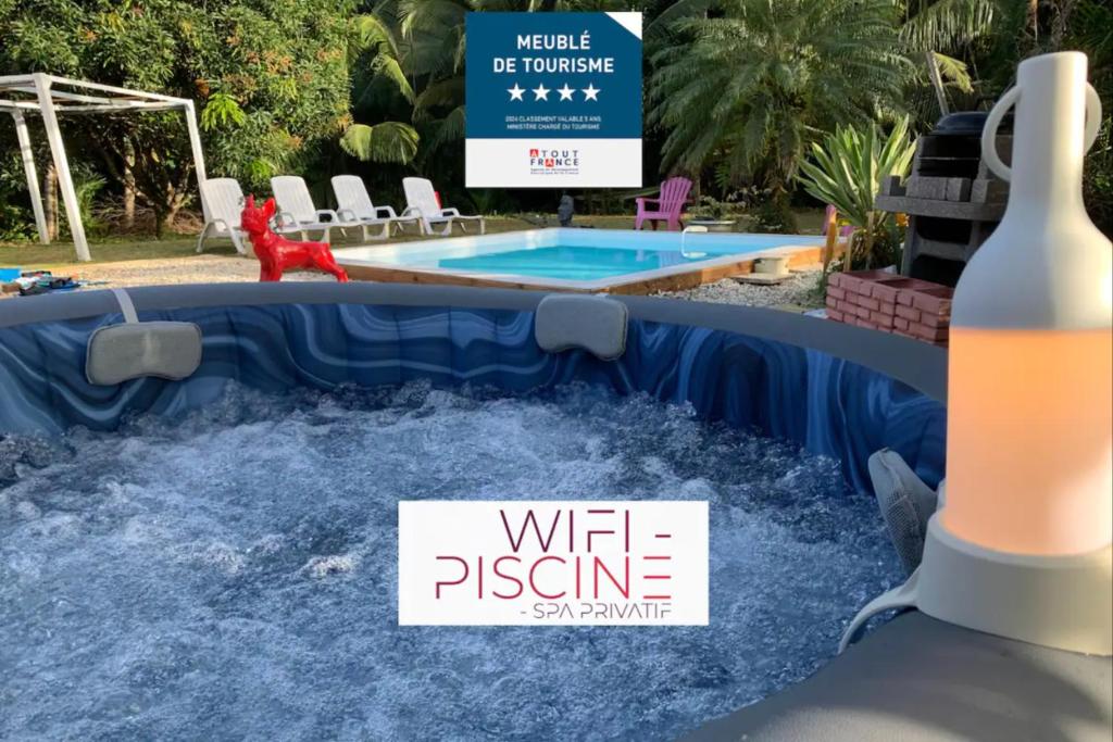 Bazén v ubytování Suite Lagoon climatisée avec piscine, spa privatif nebo v jeho okolí