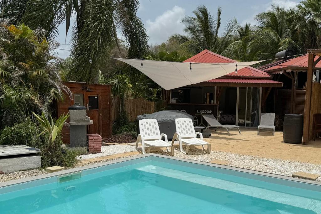 Bazén v ubytování Suite Lagoon climatisée avec piscine, spa privatif nebo v jeho okolí
