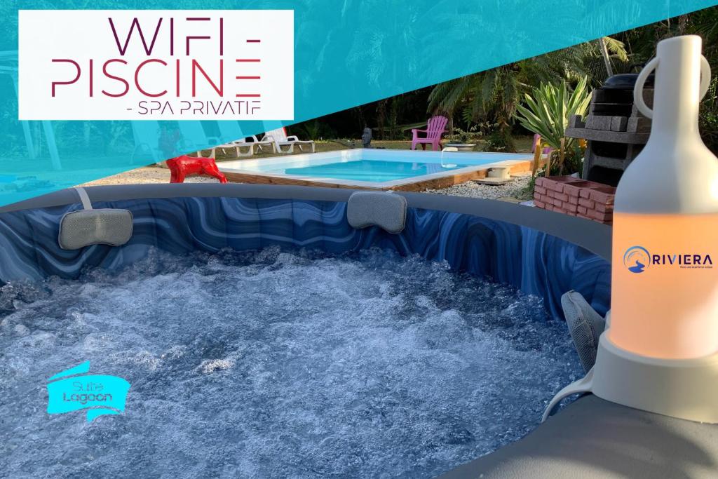 Bazén v ubytování Suite Lagoon climatisée avec piscine, spa privatif nebo v jeho okolí