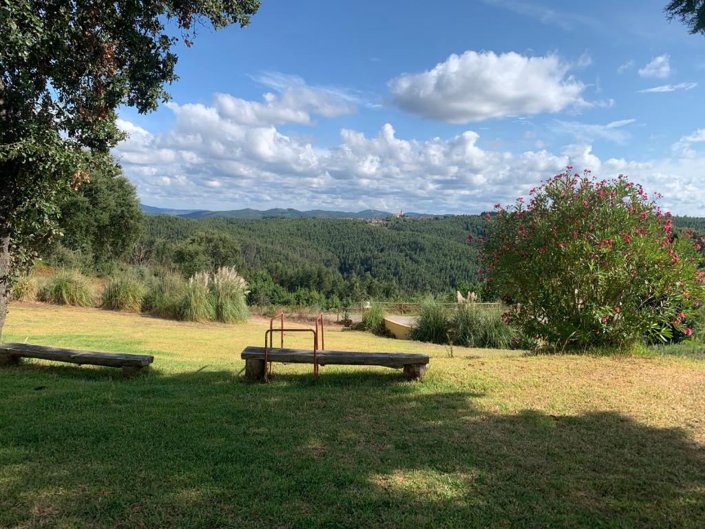 un parco con due panchine in un prato di Cottage da Fonte Seca a Ferreira do Zêzere