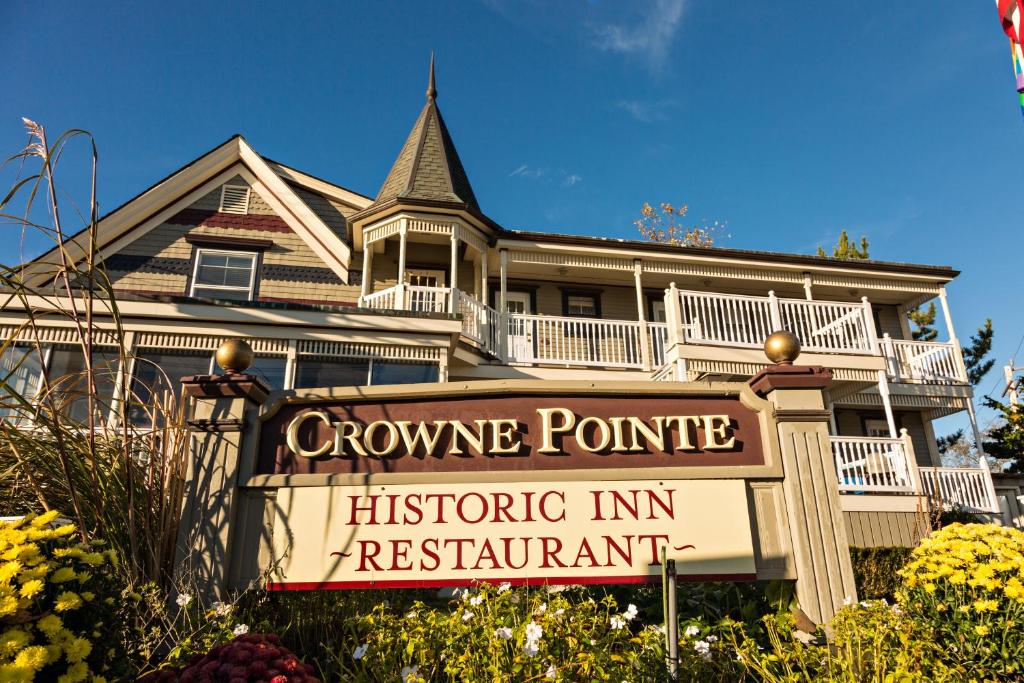 プロビンスタウンにあるCrowne Pointe Historic Inn Adults Onlyの家の前の歴史的な宿舎看板