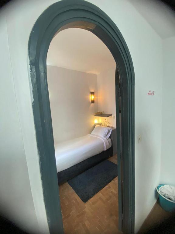 Postel nebo postele na pokoji v ubytování Tweets Hotel