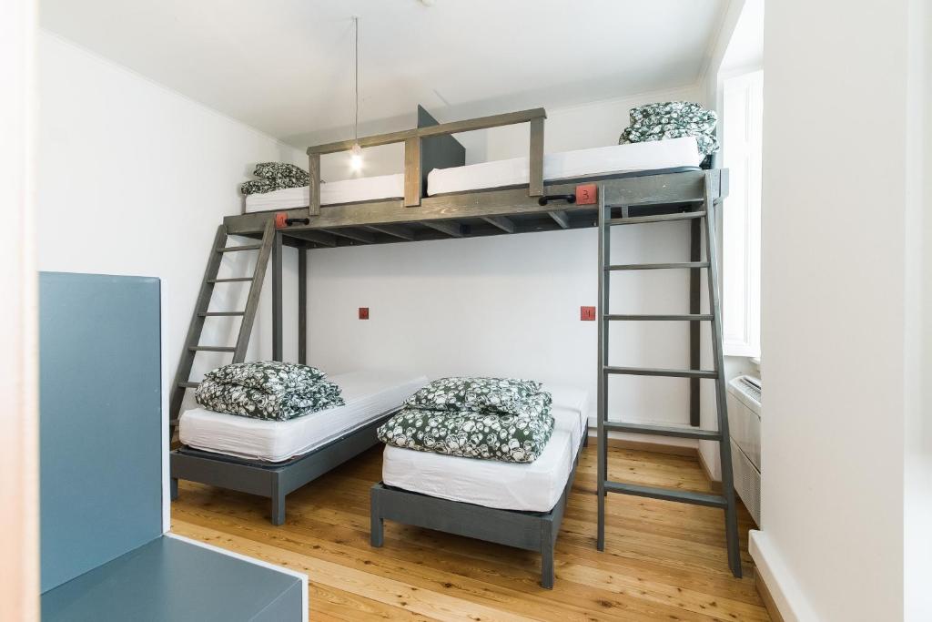 een stapelbed in een kamer met 2 bedden bij WOT Patio Social in Lissabon