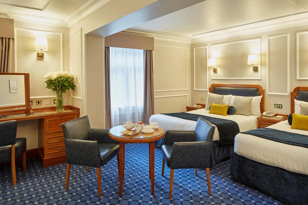 Ein Sitzbereich in der Unterkunft Lancaster Gate Hotel