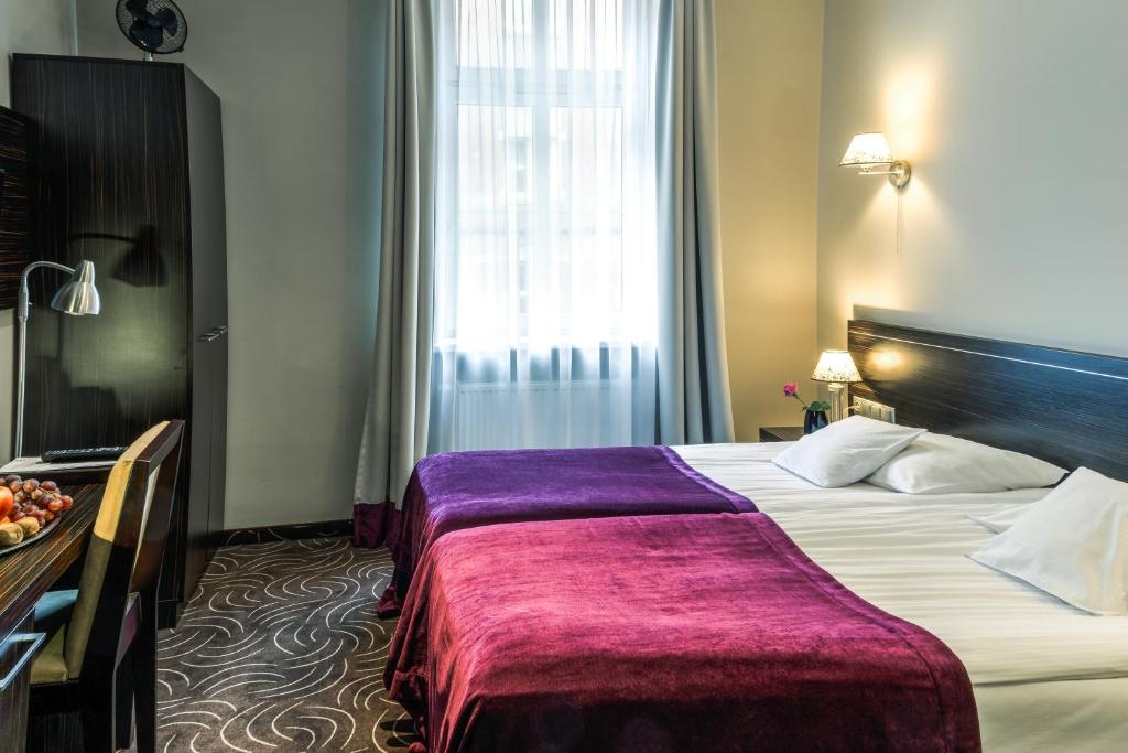 Cette chambre comprend 2 lits et une fenêtre. dans l'établissement Hotel Racibor, à Racibórz