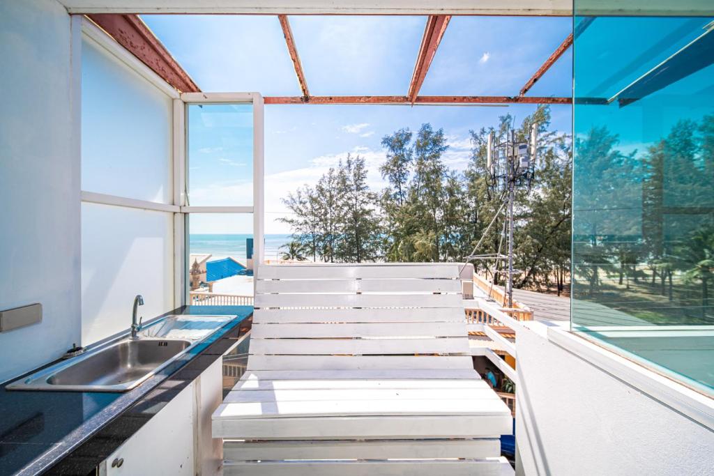 Bazén v ubytování Catnip Seaside Hotel&Cafe nebo v jeho okolí