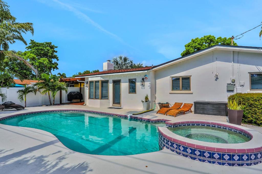 een zwembad voor een huis bij Coquina Treasure in Seminole