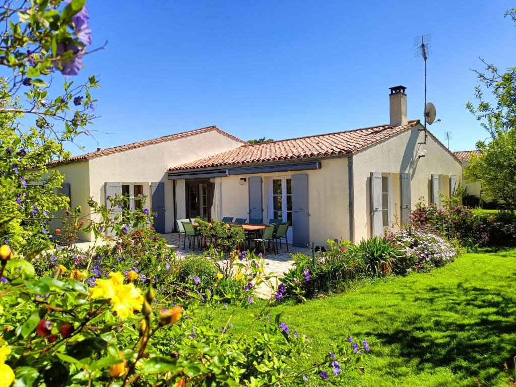 une maison avec un jardin devant dans l'établissement Villa 12 pers - grand jardin - 8 min à pied de la plage - idéal pour détente ou remote-working, à Saint-Martin-de-Ré
