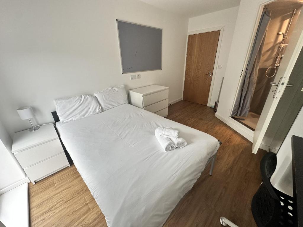 Postel nebo postele na pokoji v ubytování Cosy Budget En-suites, Optional Kitchen, Liverpool