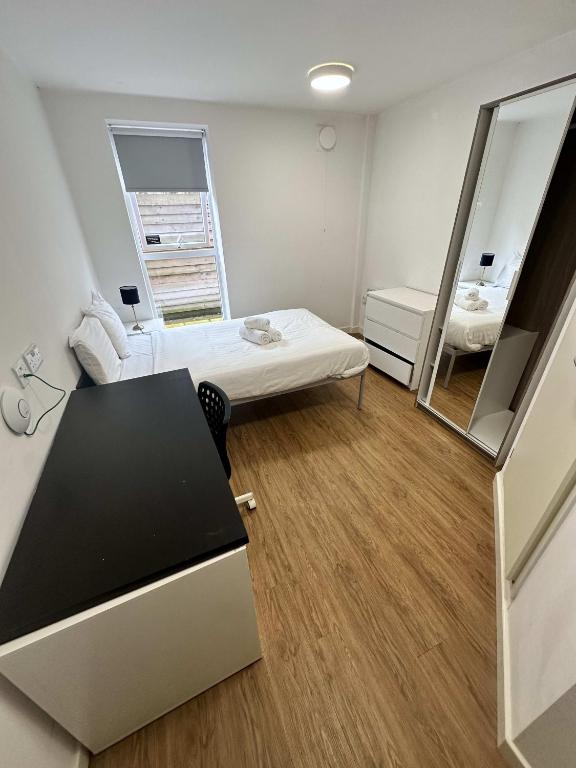 Postel nebo postele na pokoji v ubytování Cosy Budget En-suites, Optional Kitchen, Liverpool