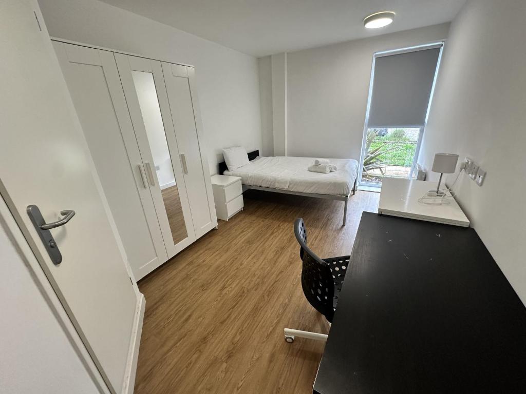 Postel nebo postele na pokoji v ubytování Cosy Budget En-suites, Optional Kitchen, Liverpool